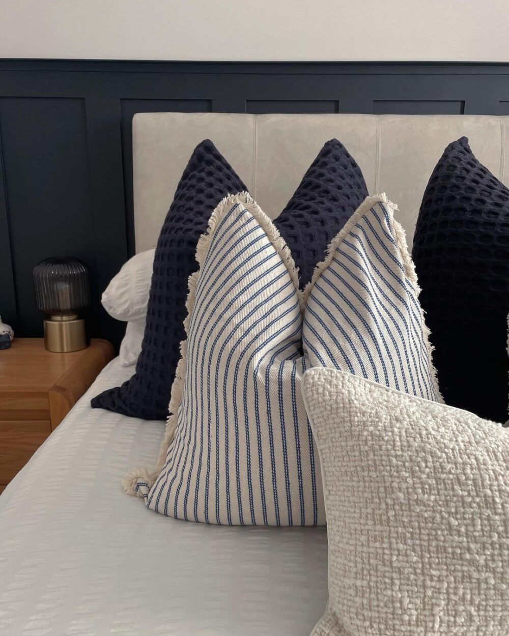 _homeatno.12 UCG navy and white cushions